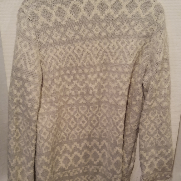 Long Cardigan with decorative pin closure - Picture 3 of 4